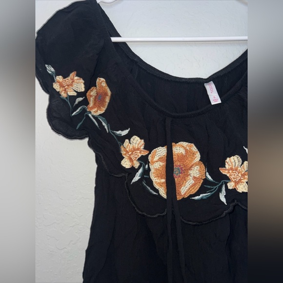 Black floral off the shoulder top size small - Picture 3 of 9